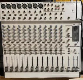 2004A BEHRINGER Eurorack Mx Mixing Board