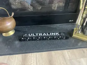 MS8000 BEHRINGER Ultralink Microphone Splitter