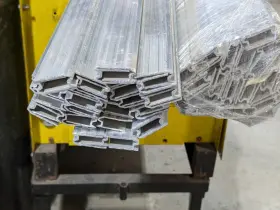 E0825-2M PENN-ELCOM Hybrid Flight Lid Extrusion Lengths